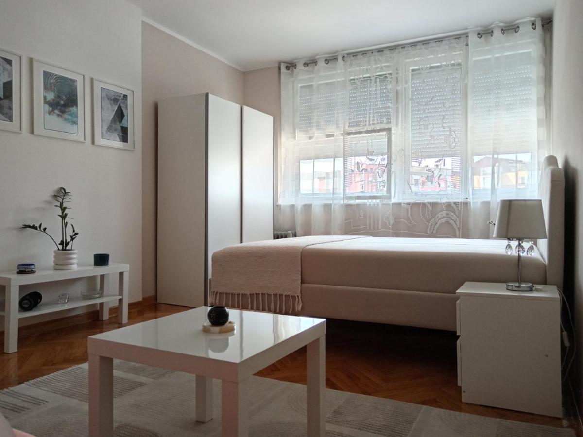 Red Square Apartment ปิโรต์ ภายนอก รูปภาพ