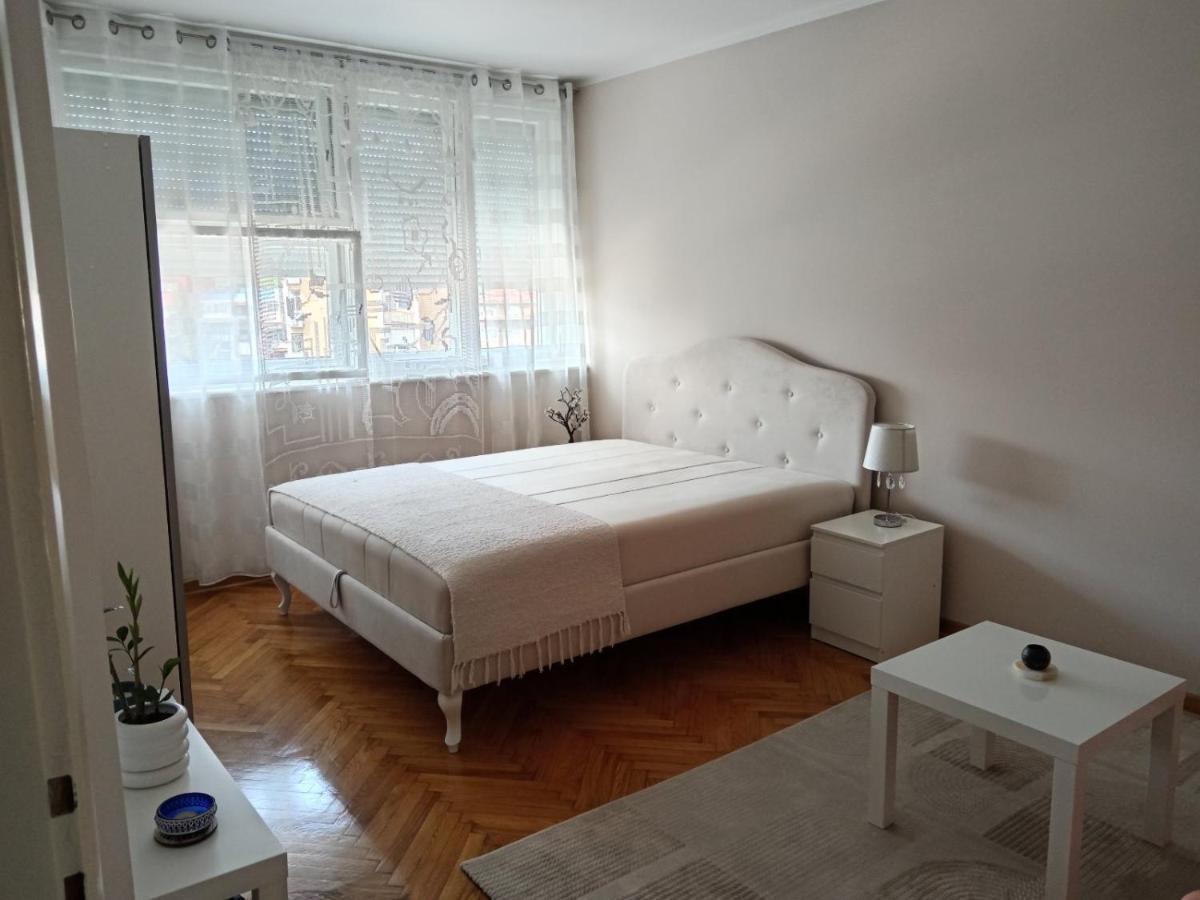 Red Square Apartment ปิโรต์ ภายนอก รูปภาพ