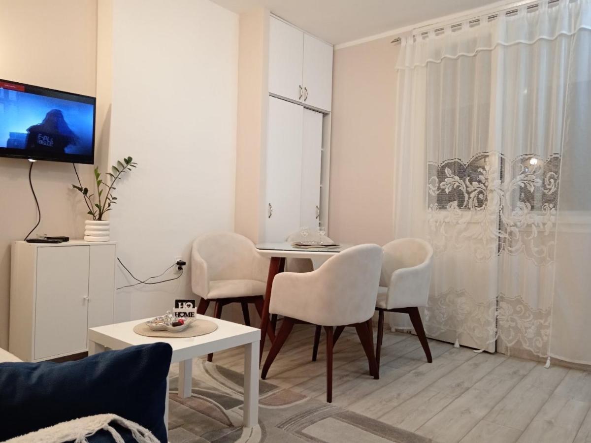 Red Square Apartment ปิโรต์ ภายนอก รูปภาพ